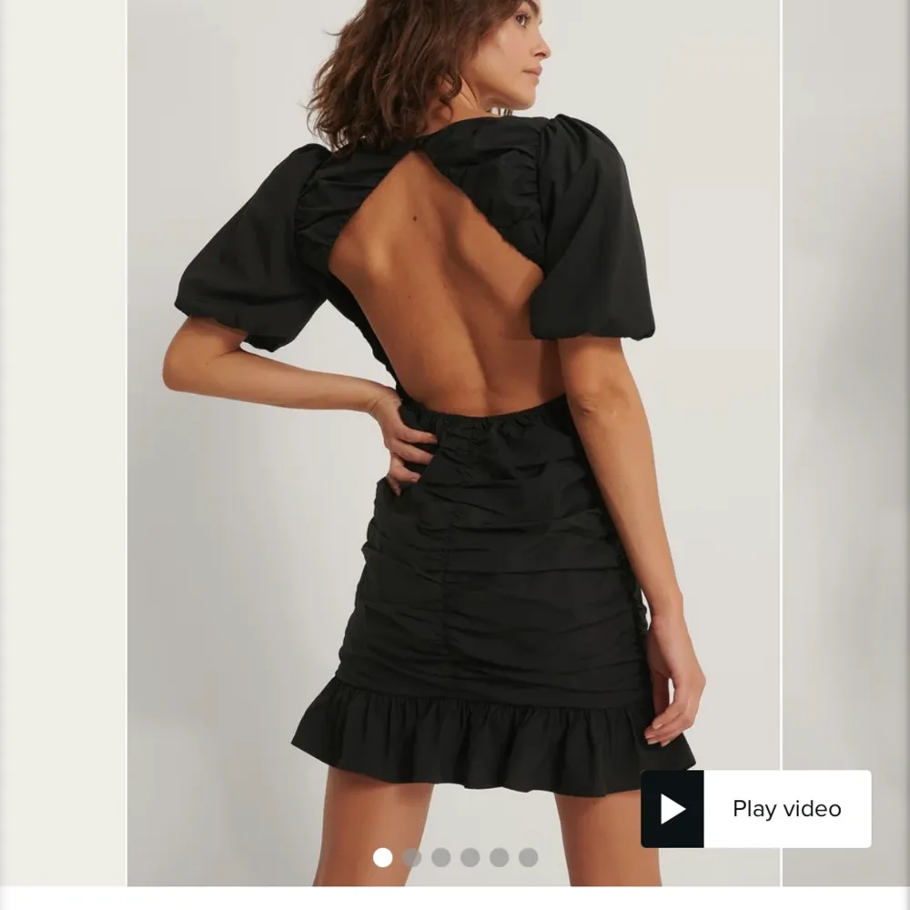 Jag säljer en jätte fkn klänning med öppen rygg! Den är endast använd 1 gång så den är som ny i skicket. Storlek xs❤️ köpt för 599kr. Klänningar.