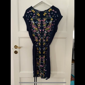 Oasis M - Klänning med fjärilar, T-shirtaktigt material, midjeband