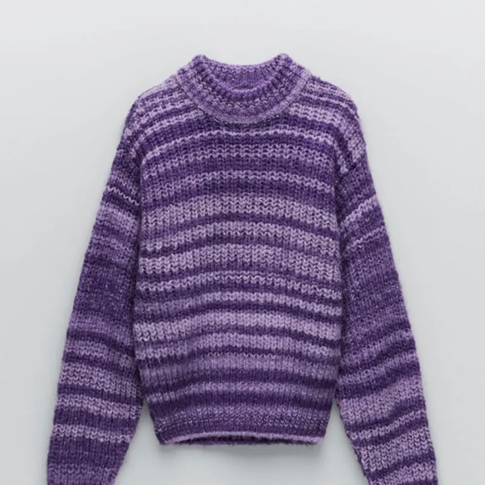 Säljer denna eftertraktade tröja från Zara, så fin lilla färg och sååå mjuk. Använt 3 ggr Max! . Tröjor & Koftor.