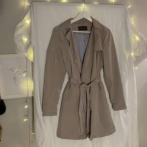 Trenchcoat/kappa från ESPRIT. Köpt för 1500kr ca 1 år sedan. Säljer billigt vid snabb affär. Beige färg som är lite kallare i tonen. Storlek S. Frakt tillkommer🤍