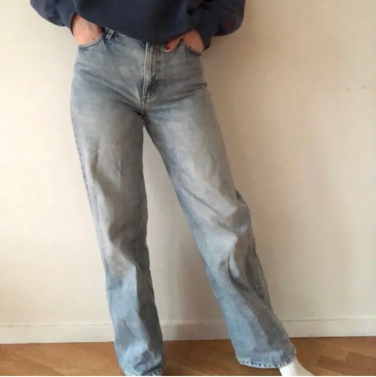 Ljusblå monki jeans i modellen Yoko. Bra skick, endast använda några gånger. Passar mig som har storlek xs-s och är 165 cm. Möts i Stockholm annars betalar köpare frakt. Priset kan diskuteras!. Jeans & Byxor.