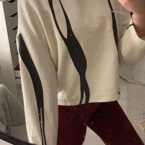 svart och vit sweatshirt  - En ganska tjock svart och vit sweatshirt som sitter ”boxigt” men fortfarande väldigt snyggt 