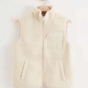 Lindex väst  - Säljer denna otroligt fina väst från lindex i storlek S!!  Så himla fin nu till våren och sommarkvällar💕💕💕 säljer då jag har två liknande💓💓💓 , . BUD 270