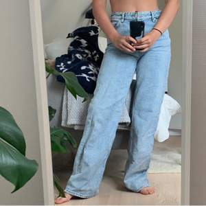Jeans i modellen Yoko från monki, storlek 28. Säljes pga fel storlek. Fint skick, köpta här på plick. Frakt tillkommer med 66 kr 💫