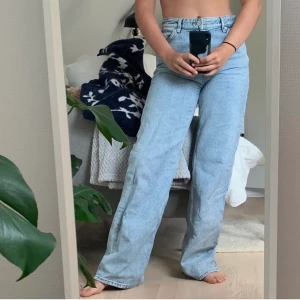 Yoko jeans monki - Jeans i modellen Yoko från monki, storlek 28. Säljes pga fel storlek. Fint skick, köpta här på plick. Frakt tillkommer med 66 kr 💫