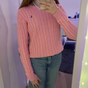 Polo Ralph lauren rosa - Så fin polo Ralph lauren tröja i s, Men jag är i xs och den passar mig bra. Säljer den för att jag har för mycket kläder och jag är inte ett stort fan av rosa. Skulle säga att den är i ett bra skick👍🏻 börjar med priset 200 men budgivning sker om de är flera intresserade. 