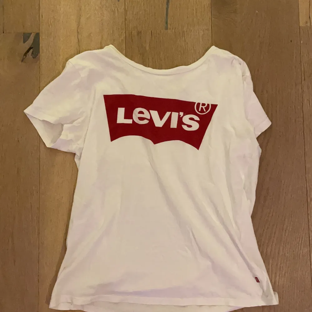 Levis tröja i topp skick knappt använd alls. Vid intresse kontakta via knappen kombattants under annonsen och kolla gärna in min andra annonser också😊. T-shirts.