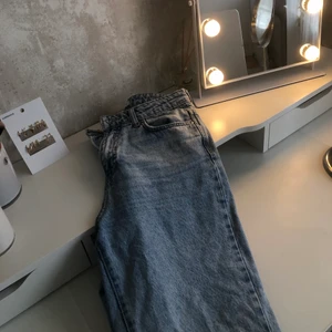 boyfriend jeans - säljer dessa gamla populära jeans från gina som jag tycker sitter lite för tajt! hör av er vid intresse!