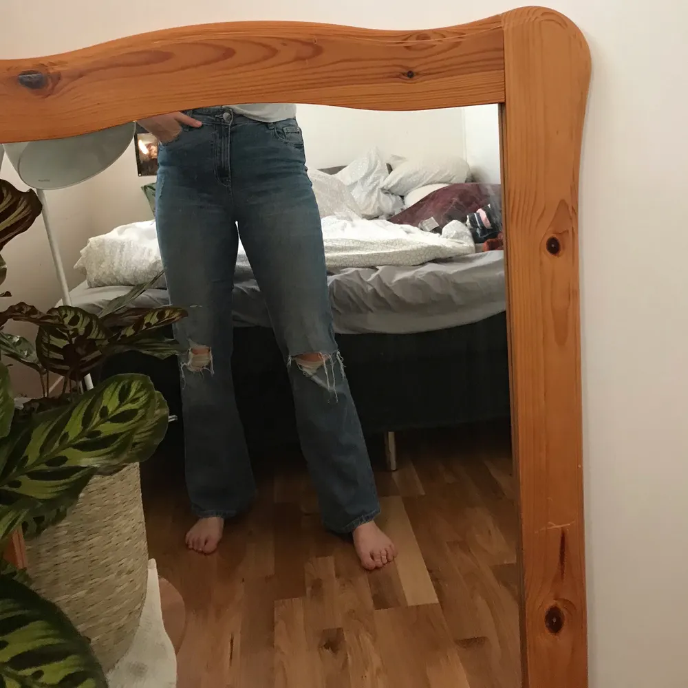 Supersköna, stretchiga och fina jeans från Cubus i stl 31 (midja) alltså ungefär M/L! Slitningar på knäna! Bra längd i benen, passar relativt långa bra! . Jeans & Byxor.