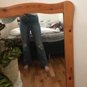 Supersköna, stretchiga och fina jeans från Cubus i stl 31 (midja) alltså ungefär M/L! Slitningar på knäna! Bra längd i benen, passar relativt långa bra! 