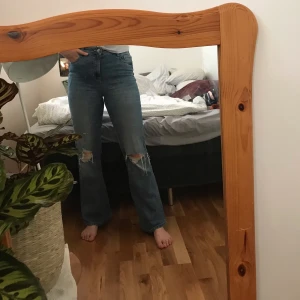 Highwaist flared jeans stl 31 - Supersköna, stretchiga och fina jeans från Cubus i stl 31 (midja) alltså ungefär M/L! Slitningar på knäna! Bra längd i benen, passar relativt långa bra! 