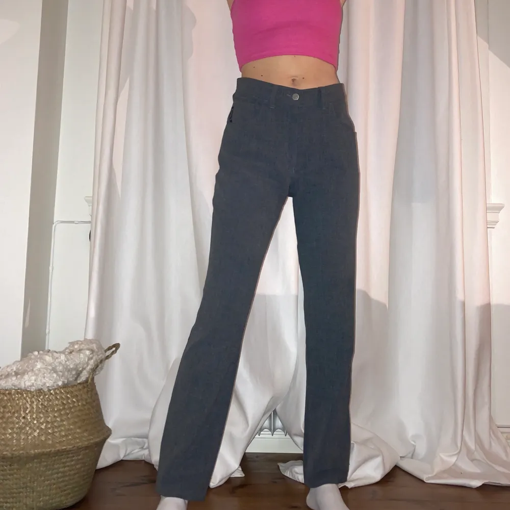 vintage kostymbyxor ifrån armani💗 inköpta secondhand! super bra skick! jag är 165cm lång! ingen speciell storlek men jag är vanligtvis en 34/24/XS!. Jeans & Byxor.