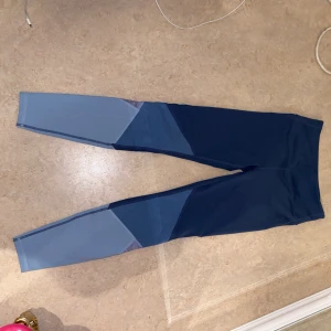 Tränings läggnings  - Tränkngs läggings blåa, jätte fina och sköna köpte från hm men använt runt 2 gånger, gymmet inte längre därför 