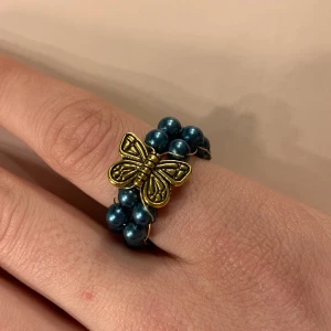 Fjärils ring - Säljer egengjorda fjärils ringar, finns i alla storlekar. Finns även i röd och lila, skriv privat om du vill se bild på andra färger. Säljer dem för 15kr st 😇 hör av dig vid intresse. Frakt tillkommer på 12kr