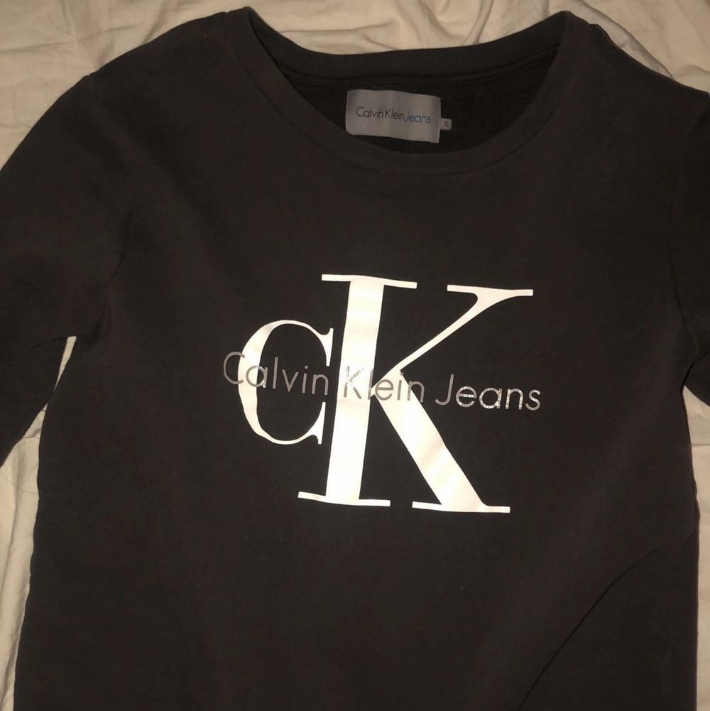Snygg sweatshirt från Calvin Klein storlek S! Köpt i riktig CK butik i USA 🥰 Så himla snygg men tyvärr blivit lite liten på mig. Nyskick. 150 kr. Tröjor & Koftor.
