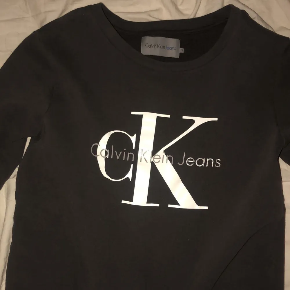 Snygg sweatshirt från Calvin Klein storlek S! Köpt i riktig CK butik i USA 🥰 Så himla snygg men tyvärr blivit lite liten på mig. Nyskick. 150 kr. Tröjor & Koftor.