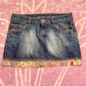 Jeanskjol från ESPRIT - Så himla snygg low-waist kjol som tyvärr måste säljas pga att den inte passar mig! Storleken på kjolen är 36, och jag som har 34 åker kjolen direkt ner från midjan. Alltså, är det en stor 36a. Kjolen är köpt second-hand och har inga defekter🧚🏼💓