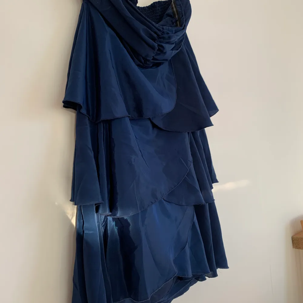 Superfin blå axelbandslös klänning! Lappen är bortklippt men den passar S/liten M🦋 kan skickas om köparen står för frakten på 66kr💞. Klänningar.