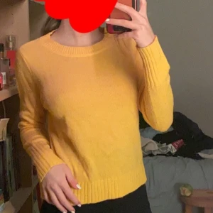 Gul stickad tröja - Jätte söt tröja. Gul och sommrig🥺 storlek xs, lite liten för just mig men hoppas kan passa någon annan. DM för intresse/frågor