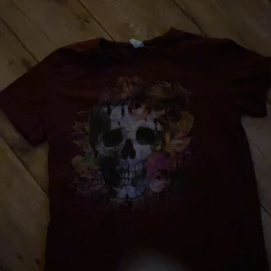 Rosa goth  - En söt tröja med en cool dödskalle i mitten. 