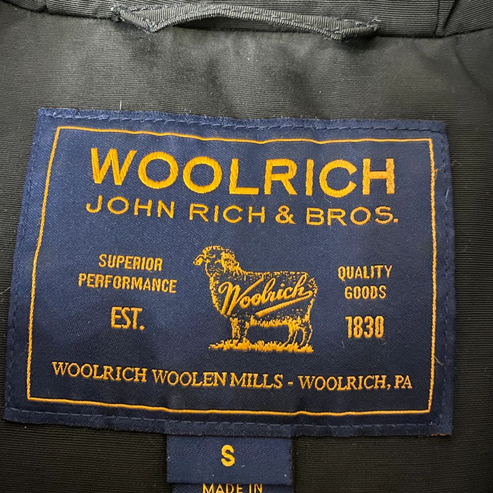 Säljer min Woolrich för att jag inte längre använder den. Köpte den för 2 år sedan men den är i gott skick! . Jackor.