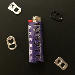 🧷MONSTER ENERGY TÄNDARE🧷 - Snygg, trendig Monster energy tändare!   Handgjord tändare utav: •Läskburk •Tesa tejp(brandsäker) •Sikaflex lim(brandsäker) •bic tändare
