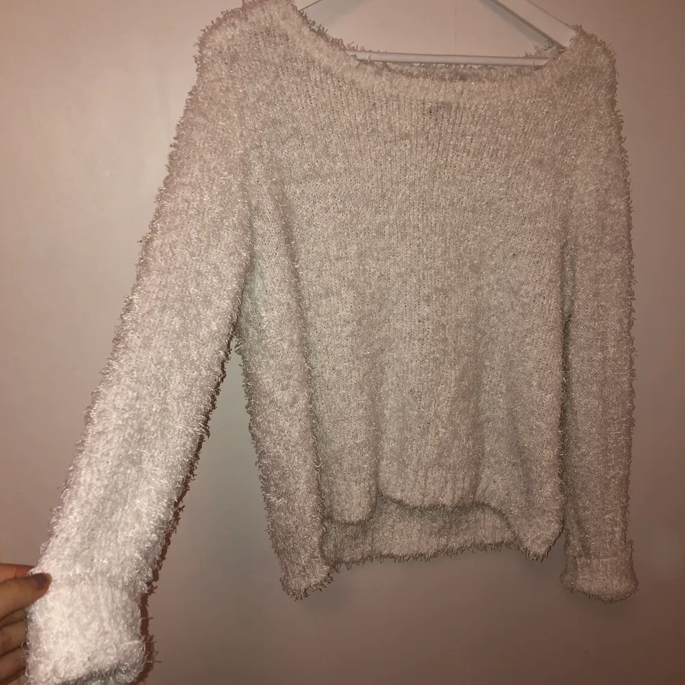 Superfluffig och mjuk tröja från hm, den är lite uttöjd i halsen men tycker det är snyggt då man kan ha den offshoulder på ena armen iaf på mig! . Tröjor & Koftor.