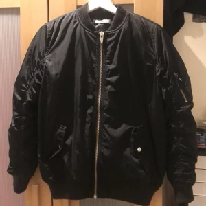  bomber jacka st 36 - Har köpt denna bomber jacka men va inte min stil. Finns i kallhäll