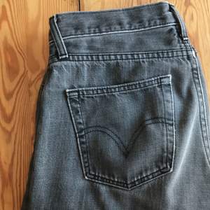Levis-jeans med slitningar på låret, supersnygga men kommer tyvärr inte till användning längre. Står W30, men skulle säga att dom är lite mindre än så