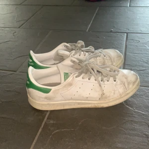 Stan Smith  - Väl använda därav priset. Storlek UK 6, 36,5 men passar mig som är 39 också 