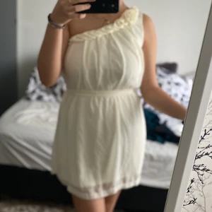 Klänning  - En väldigt fin klänning, i bra skick använt enstaka gång (frakt ingår i priset) 