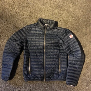 Colmar jacka Barn - Säljer en tunn Colmar-dunjacka i storlek 14y/164 cm. Jackan är i bra skick utan skador, med få tecken på användning. Den är ca två år gammal med hyfsat smal passform.  Nypris: 2500kr