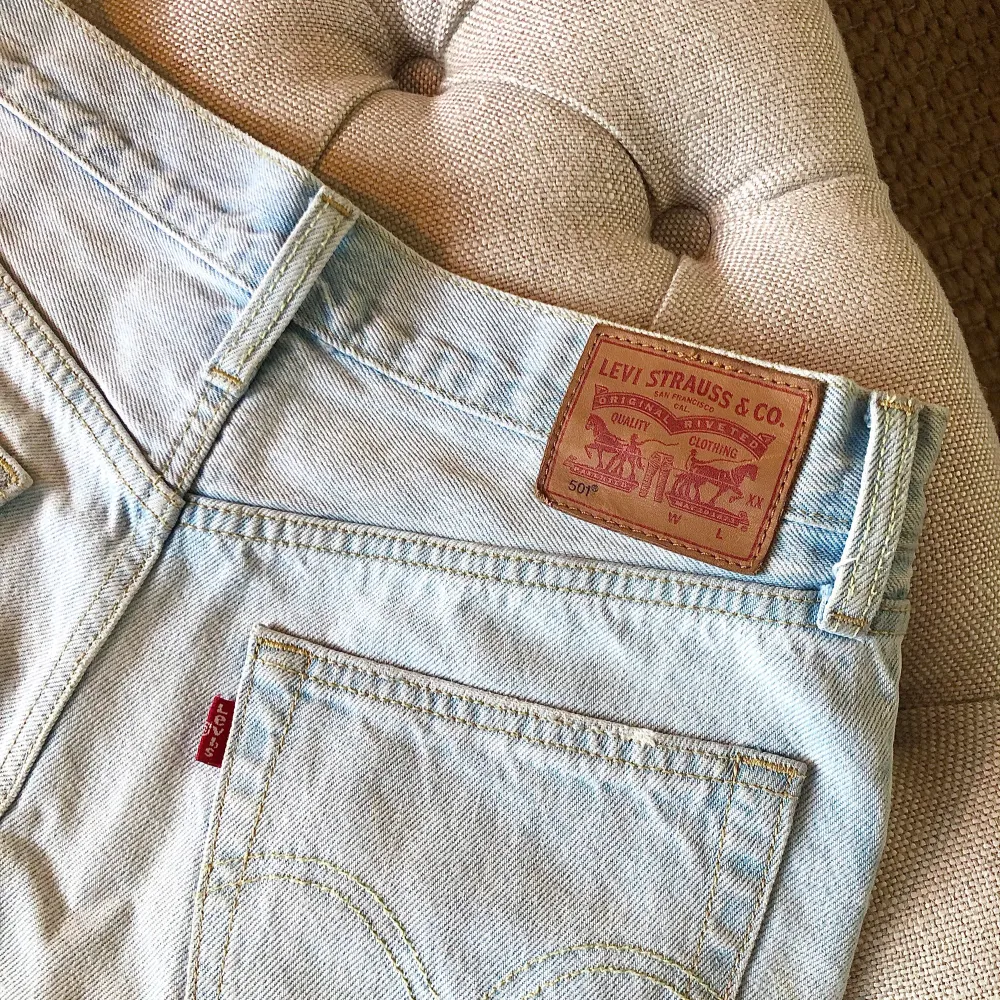 Ljustvättade jeansshorts från Lewi’s, strl W27, passar för referens mig som är en S-M, använda sparsamt🧚‍♀️🧚‍♀️ skriv för fler bilder/frågor. Shorts.