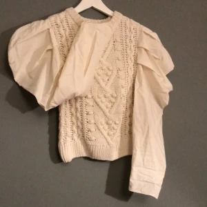 Crémevit romantisk tröja - Crémevit tröja från Ginatricot, Recycled material i stl.S. Som ny, knappt använd. Kort modell. Köpare betalar frakt.
