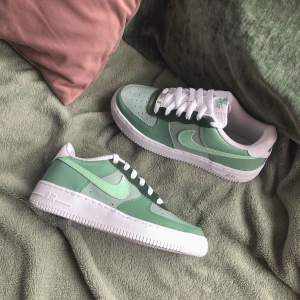 Custom Nike air force 1 i olika gröna nyanser. Går att köpa på vår instagram, stainscustoms. Pris: 1300 kr inklusive frakt. 💖