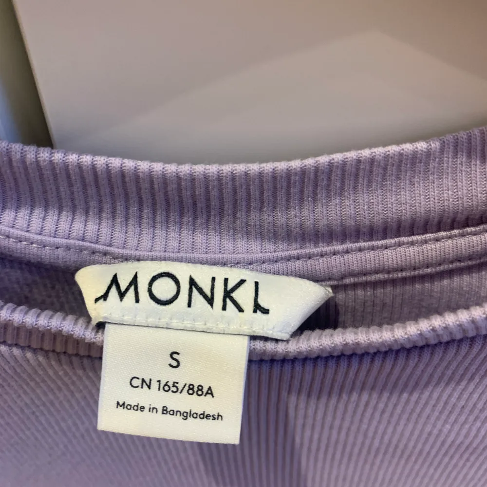 Jättesöt lila t-shirt från Monki. Priset är exkl frakt!. T-shirts.
