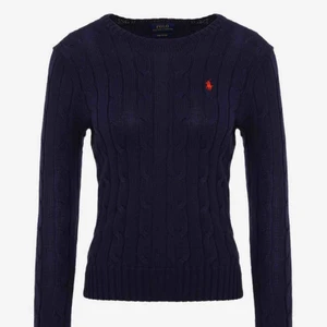 Ralph Lauren stickat  - Flätstickad tröja från Polo Ralph Lauren i avslappnad passform. Passar storleken S då den är liten i storleken.  Väldigt gott skick!  100% bomull  Strl M