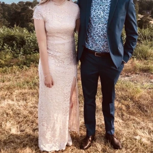 Klänning - Fin klänning. Bara använd en gång på en middag. (Bilden) passar ej längre. Perfekt nu till sommaren när alla har avslutningar och om man ska på bal eller lärarmiddag tex. Nypris ca 600kr. Vet ej om den finns att köpa längre. Köparen står för frakt. Skicka dm för fler bilder.     (Säljer även skorna jag hade till klänningen och min killes kavaj som är med på bilden så gå in på min profil o kolla ) ✨