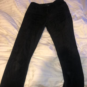 Manchester jeans - Köpt på bikbok, säljer för att dem inte kommer till användning längre. Inget fel på byxorna