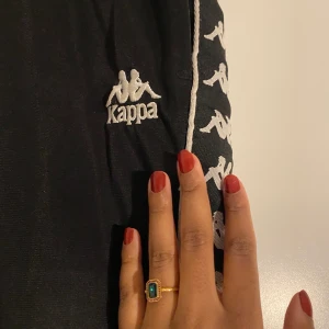 Kappa byxor XS - Välanvända Kappa byxor från 2017. Inga hål eller defekter förutom några trådar som sticker ut. (Kan skicka närmare bilder om så önskas). Vid flera intresserade blir det budgivning. Köpare står för frakt 🧸✨