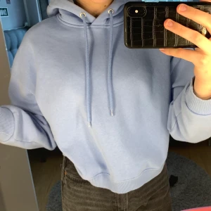 blå cropad hoodie - lager 157 - Jag är 168 och tröjan sitter bra. Den är använd  5 gånger då jag inte känner mig bekväm i cropat. Inga hål/märken/fläckar på den. Jättefint skick! Köpt för 150kr. Budgivning från 80kr, varje bug höjs med minst 25 kr💙💙 kram