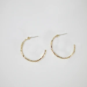 Örhängen  - Guldiga ringar med mönster! Material: Zink och Storlek 30 mm i diameter.