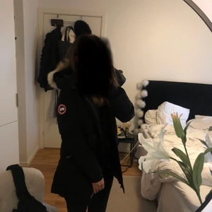 CANADA GOOSE  - lapparna på jackan är kvar, knappt använd, själv då den inte kommer till användning, storlek S ( passar Xs och S ) priset kan diskuteras vid snabb affär. Modell rossclair parka 