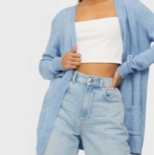 Blå stickad kofta - Snygg kofta med fickor!💙                                          (Kan skickas fler bilder vid intresse då dessa bildern inte är mina)                                                                 Obs:lite mörkare än bilderna