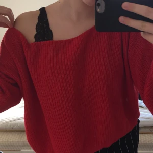 Röd stickad tröja - Söt stickad tröja, nästan aldrig använd och är i fräscht och fint skick!💕                                          Storlek XS men Passar S