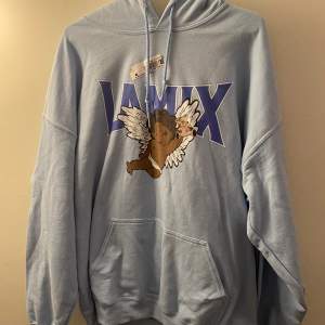 Säljer denna oanvända hoodie i babyblå från Lamix merch. Köptes för 500, säljer för 200 kr! Helt ny.