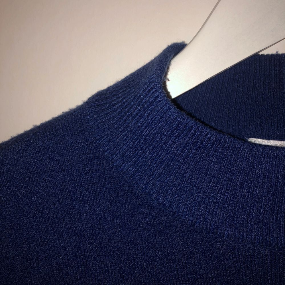 Säljer min blåa tröja som är en L men sitter mer som en M! Tröjan är ganska nopprig så därav priset!. Tröjor & Koftor.