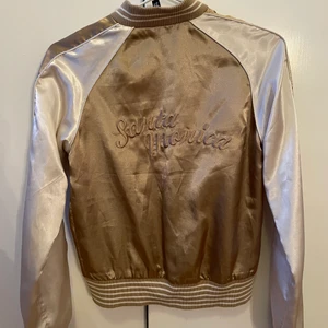 Collegejacka😍 - Säljer denna najs collegejacka som jag inte tror finns längre! I mycket fint skick men använder inte! Köparen betalar för frakt! Buda gärna💕