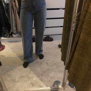 Ett par vintage straight jeans från h&m. Använda 2-3 gånger! 120 alternativt bud 🥳  