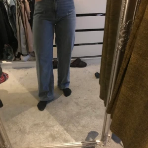 Vintage straight jeans - Ett par vintage straight jeans från h&m. Använda 2-3 gånger! 120 alternativt bud 🥳  